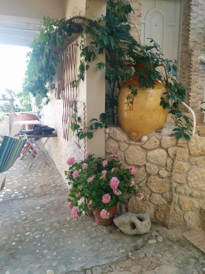 Varagoulis Giannis & Lenas Paramonas (Corfu)